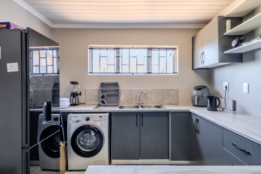 5 Bedroom Property for Sale in Ottery Western Cape